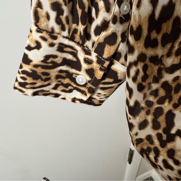 Banana Republic Dillon Classic Fit Animal Print Button-Up Blouse Large Mob Wife - Picture 3 of 8